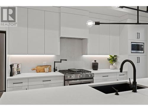 2365 Aberdeen Street, Kelowna, BC - Indoor Photo Showing Kitchen With Upgraded Kitchen