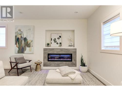 1259 Ethel Street, Kelowna, BC - Indoor Photo Showing Living Room With Fireplace