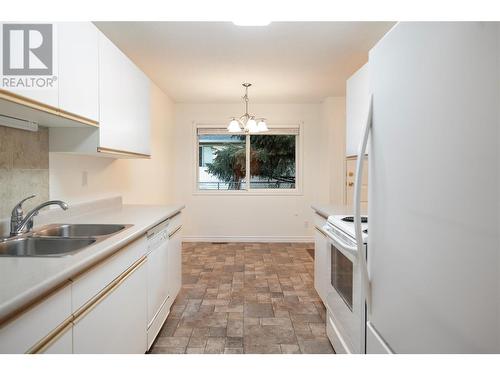 1902 46 Avenue Unit# 3, Vernon, BC - Indoor Photo Showing Kitchen With Double Sink