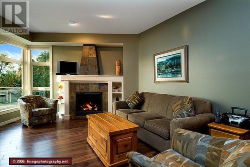 1294 Deodar Road Unit# 10, Scotch Creek, BC - Indoor Photo Showing Living Room With Fireplace