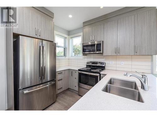 734 Kinnear Avenue Unit# 4, Kelowna, BC - Indoor Photo Showing Kitchen With Double Sink With Upgraded Kitchen