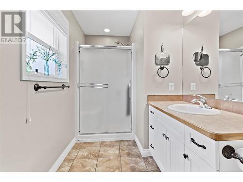 1231 10 Street Sw Unit# 4, Salmon Arm, BC - Indoor Photo Showing Bathroom