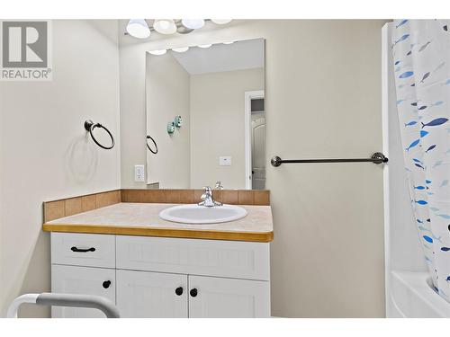 1231 10 Street Sw Unit# 4, Salmon Arm, BC - Indoor Photo Showing Bathroom