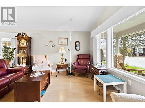 1231 10 Street Sw Unit# 4, Salmon Arm, BC - Indoor Photo Showing Living Room