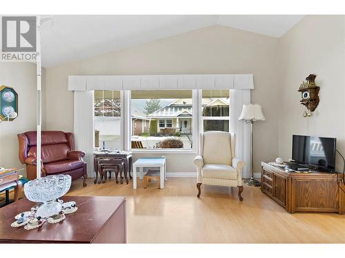 1231 10 Street Sw Unit# 4, Salmon Arm, BC - Indoor Photo Showing Living Room