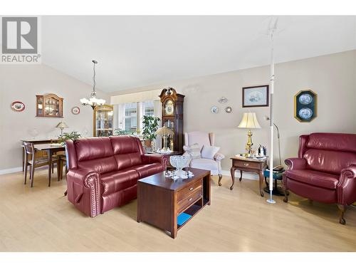 1231 10 Street Sw Unit# 4, Salmon Arm, BC - Indoor Photo Showing Living Room