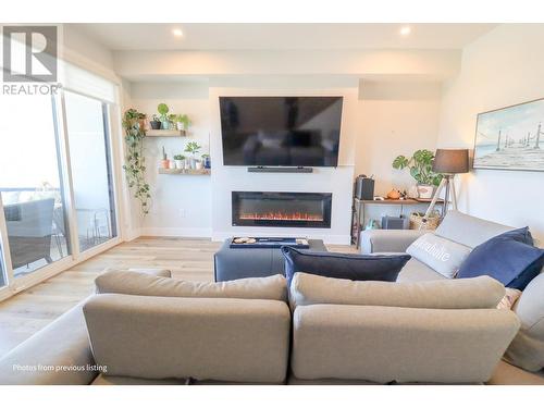 993 Antler Drive Unit# 102, Penticton, BC - Indoor Photo Showing Living Room With Fireplace
