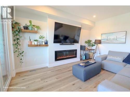 993 Antler Drive Unit# 102, Penticton, BC - Indoor Photo Showing Living Room With Fireplace