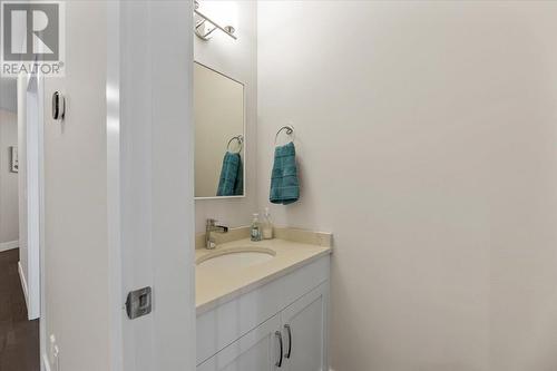 875 Stockley Street Unit# 17, Kelowna, BC - Indoor Photo Showing Bathroom