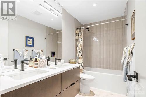 499B Hilson Avenue, Ottawa, ON - Indoor Photo Showing Bathroom