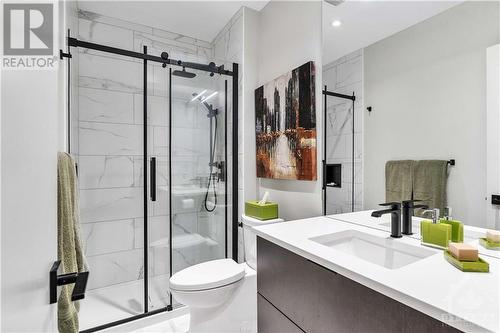 499B Hilson Avenue, Ottawa, ON - Indoor Photo Showing Bathroom