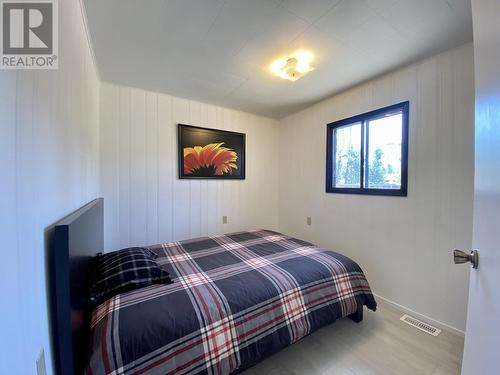 6287 Moose Point Drive, Lone Butte, BC - Indoor Photo Showing Bedroom