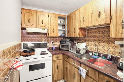 5366 King Street, Beamsville, ON - Indoor Photo Showing Kitchen With Double Sink