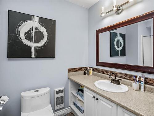 1640 Dean Park Rd, North Saanich, BC - Indoor Photo Showing Bathroom