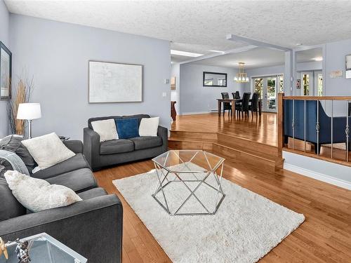 1640 Dean Park Rd, North Saanich, BC - Indoor Photo Showing Living Room