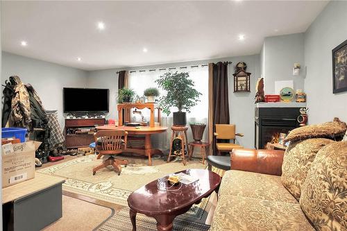5366 King Street, Beamsville, ON - Indoor Photo Showing Living Room