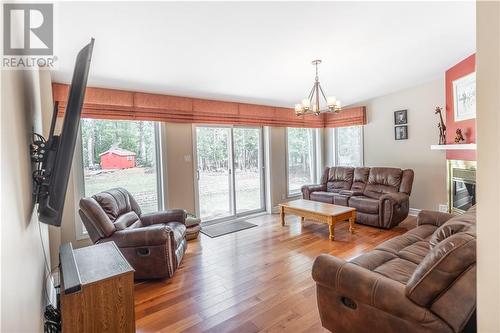 461 Forest Park Road, Pembroke, ON - Indoor Photo Showing Living Room