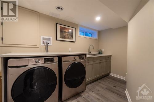 1621 Featherston Drive, Ottawa, ON - Indoor Photo Showing Laundry Room