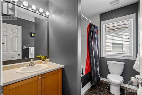 Family Bath - 218 Hillpark High Street, Ottawa, ON - Indoor Photo Showing Bathroom
