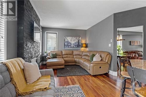 218 Hillpark High Street, Ottawa, ON - Indoor Photo Showing Living Room