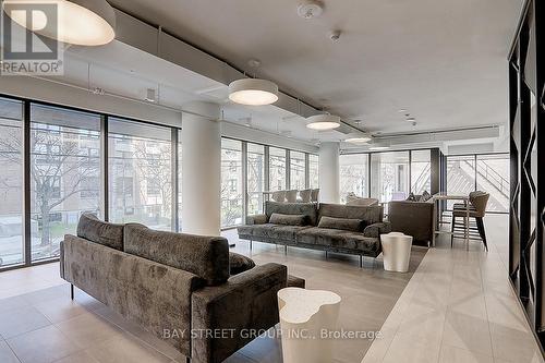 #2905 -203 College St, Toronto, ON - Indoor Photo Showing Living Room