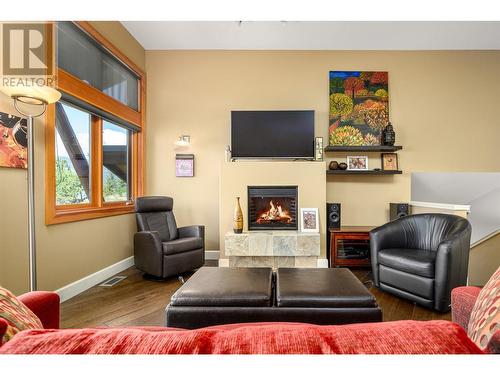 9845 Eastside Road Unit# 31, Vernon, BC - Indoor Photo Showing Living Room With Fireplace