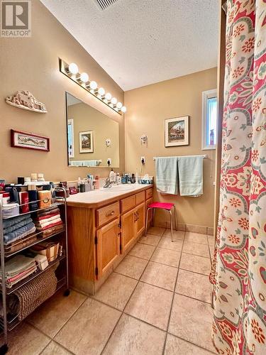 615 6Th Avenue Unit# 4, Keremeos, BC - Indoor Photo Showing Bathroom