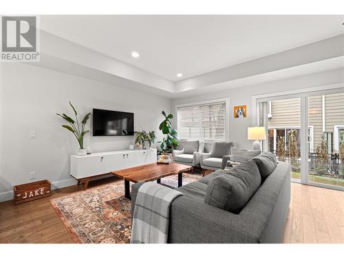 600 Boynton Place Unit# 60, Kelowna, BC - Indoor Photo Showing Living Room