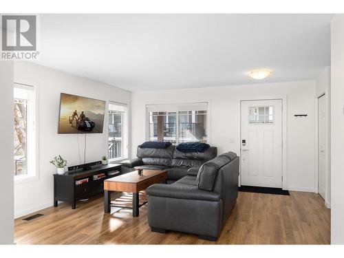 1355 Findlay Road Unit# 108, Kelowna, BC - Indoor Photo Showing Living Room