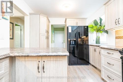 18 Lampman Crescent, Thorold, ON - Indoor Photo Showing Kitchen