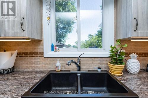 18 Lampman Crescent, Thorold, ON - Indoor Photo Showing Kitchen With Double Sink