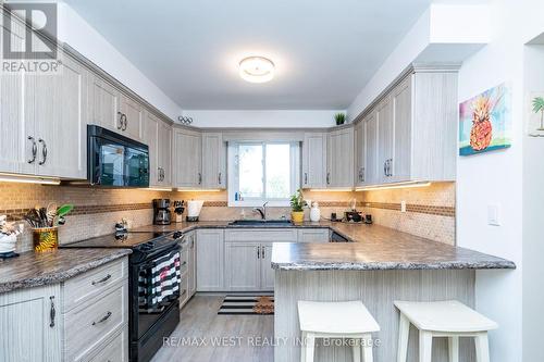 18 Lampman Crescent, Thorold, ON - Indoor Photo Showing Kitchen