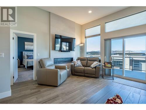 1000 Mt.Robson Place Unit# 32, Vernon, BC - Indoor Photo Showing Living Room