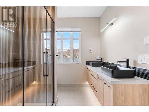 832 Martin Avenue Unit# 3, Kelowna, BC - Indoor Photo Showing Bathroom