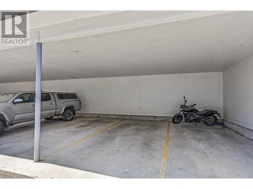 3000 Richter Street Unit# 21, Kelowna, BC - Indoor Photo Showing Garage