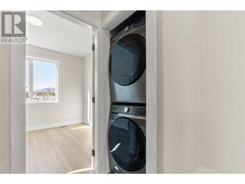 758 Coopland Crescent Unit# 2, Kelowna, BC - Indoor Photo Showing Laundry Room