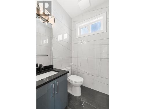 758 Coopland Crescent Unit# 2, Kelowna, BC - Indoor Photo Showing Bathroom