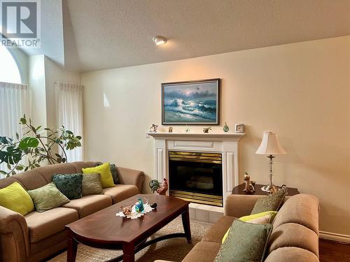 8700 Jubilee Road Unit# 16, Summerland, BC - Indoor Photo Showing Living Room With Fireplace