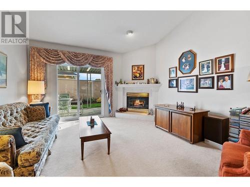 1874 Parkview Crescent Unit# 44, Kelowna, BC - Indoor Photo Showing Living Room With Fireplace