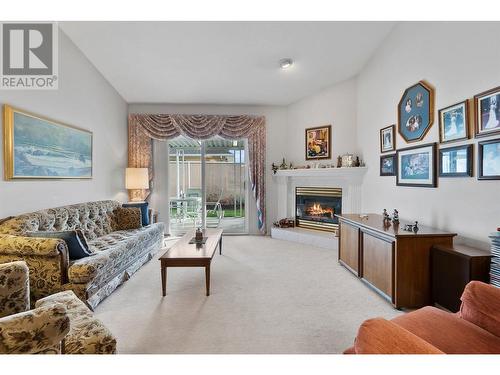 1874 Parkview Crescent Unit# 44, Kelowna, BC - Indoor Photo Showing Living Room With Fireplace