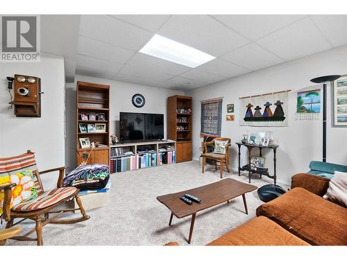 1874 Parkview Crescent Unit# 44, Kelowna, BC - Indoor Photo Showing Living Room