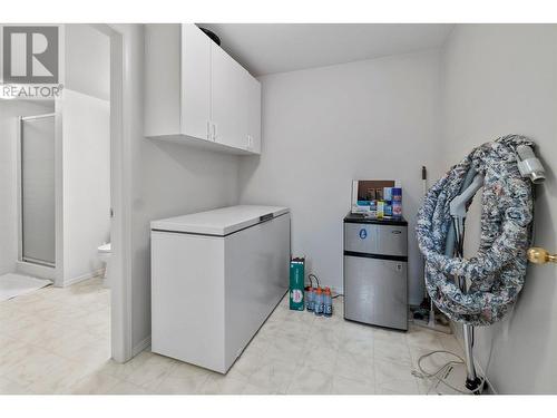 1874 Parkview Crescent Unit# 44, Kelowna, BC - Indoor Photo Showing Laundry Room