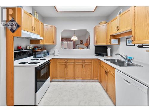 1874 Parkview Crescent Unit# 44, Kelowna, BC - Indoor Photo Showing Kitchen With Double Sink