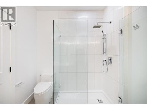 819 Stockwell Avenue Unit# 2, Kelowna, BC - Indoor Photo Showing Bathroom