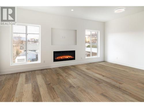 819 Stockwell Avenue Unit# 2, Kelowna, BC - Indoor Photo Showing Living Room With Fireplace