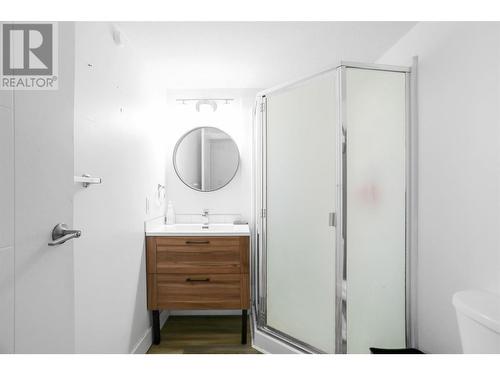 295 33 Highway E Unit# 1, Kelowna, BC - Indoor Photo Showing Bathroom