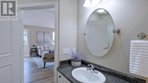 4433 Gordon Drive Unit# 137, Kelowna, BC - Indoor Photo Showing Bathroom