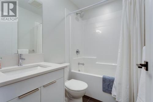 307 Glen Park Drive Unit# 3, Kelowna, BC - Indoor Photo Showing Bathroom