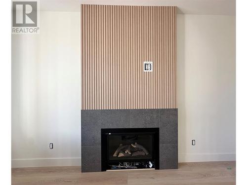 853 Kinnear Court, Kelowna, BC - Indoor Photo Showing Living Room With Fireplace
