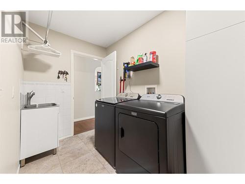 609 Truswell Road Unit# 159, Kelowna, BC - Indoor Photo Showing Laundry Room